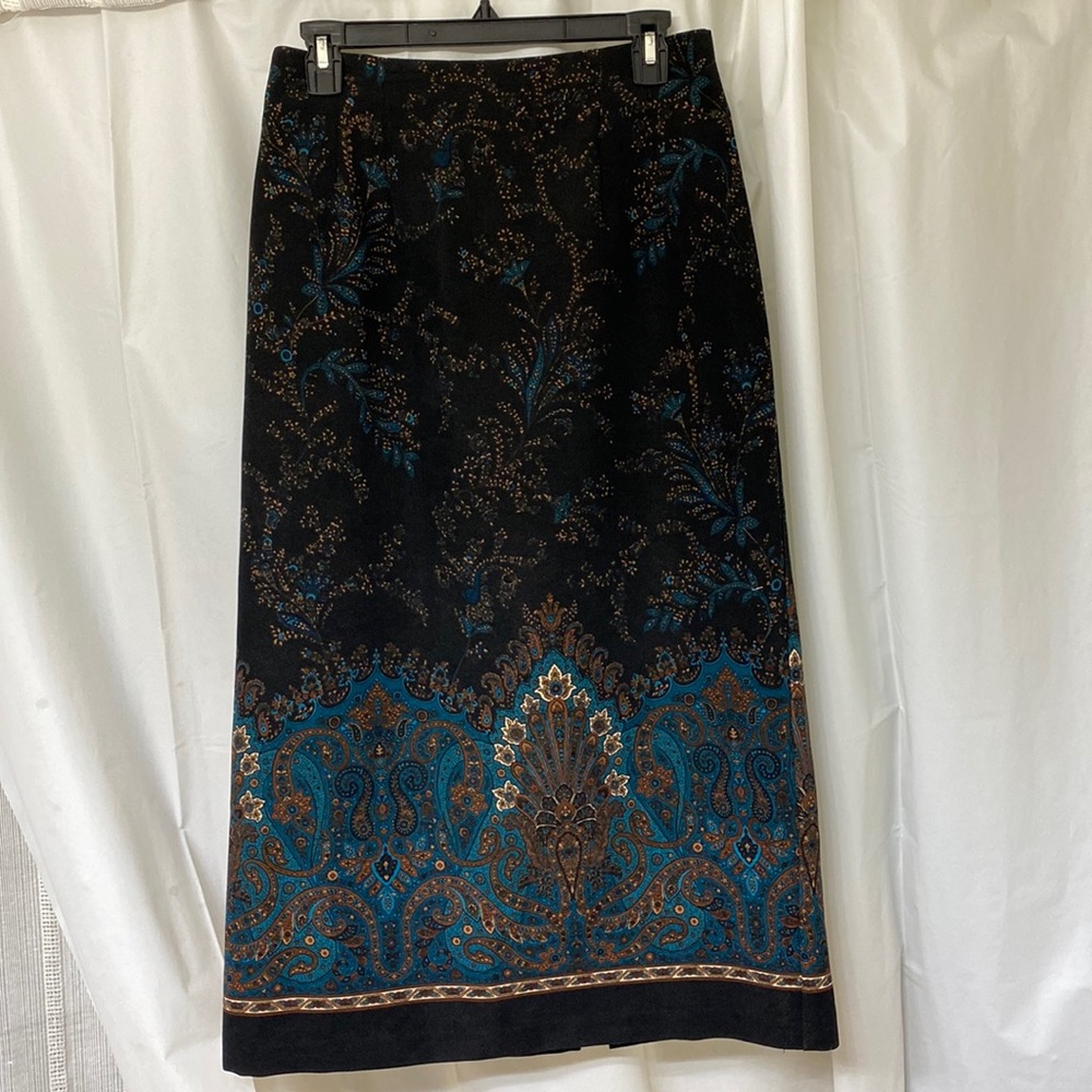 Straight skirt with zipper and slit in back
